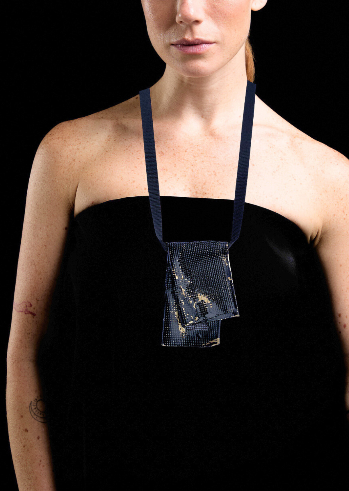 Colar Trama Dobra Preto e Dourado