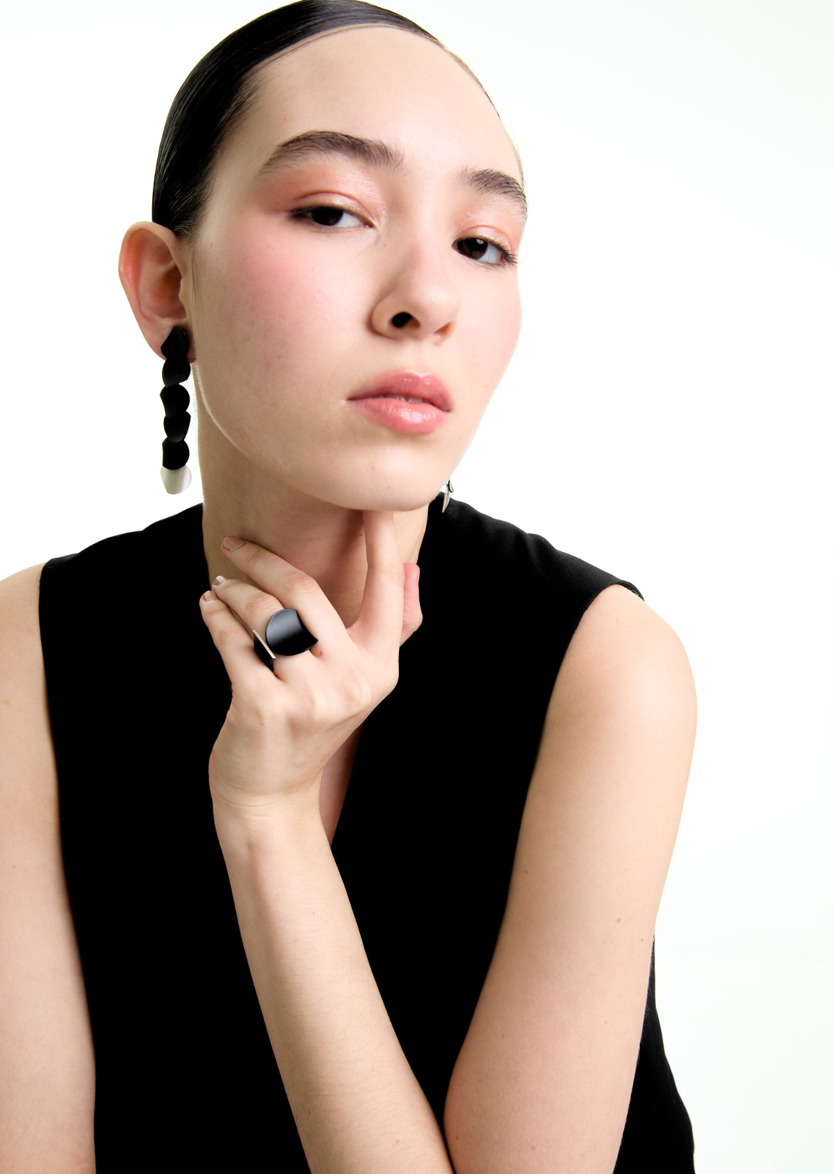 Brinco Contraponto Sobreposto Prata e Preto