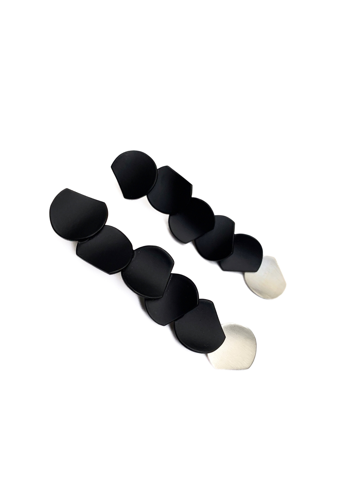 Brinco Contraponto Sobreposto Prata e Preto