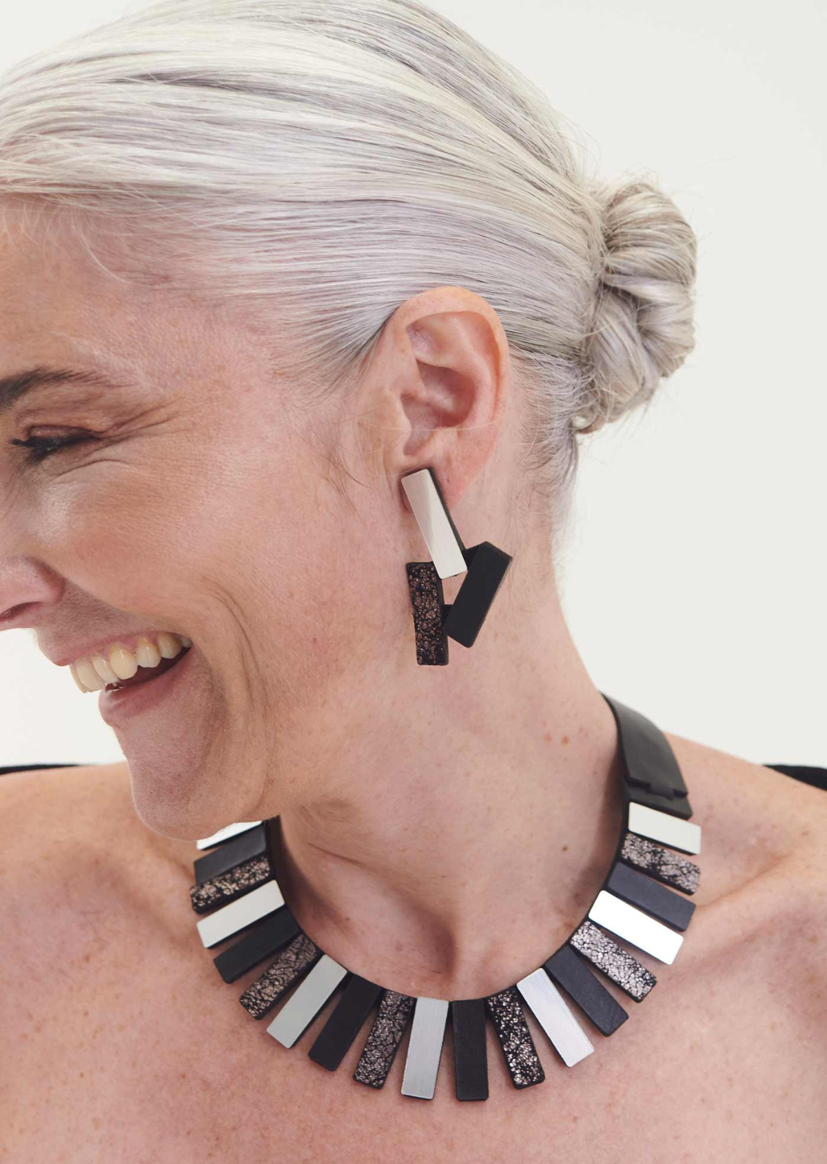 Brinco Raios Preto e Prata