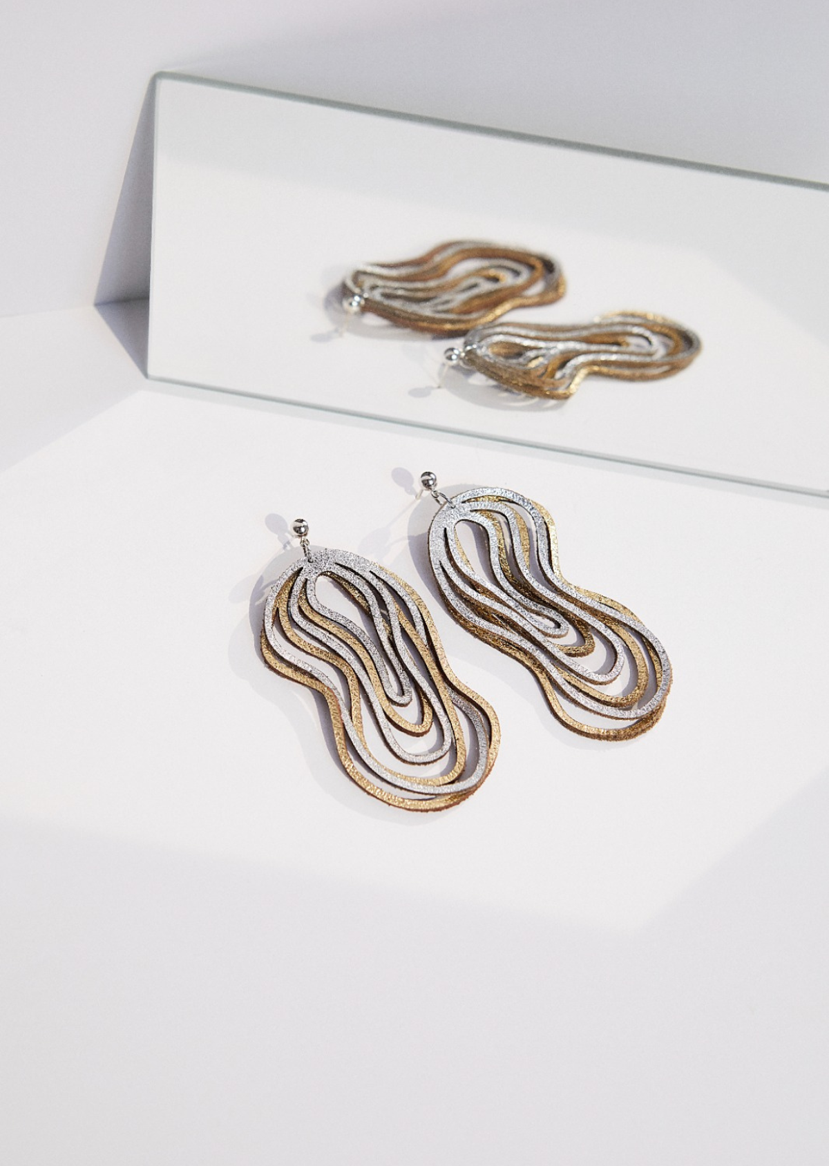 Brinco Curvas Duo Ouro e Prata