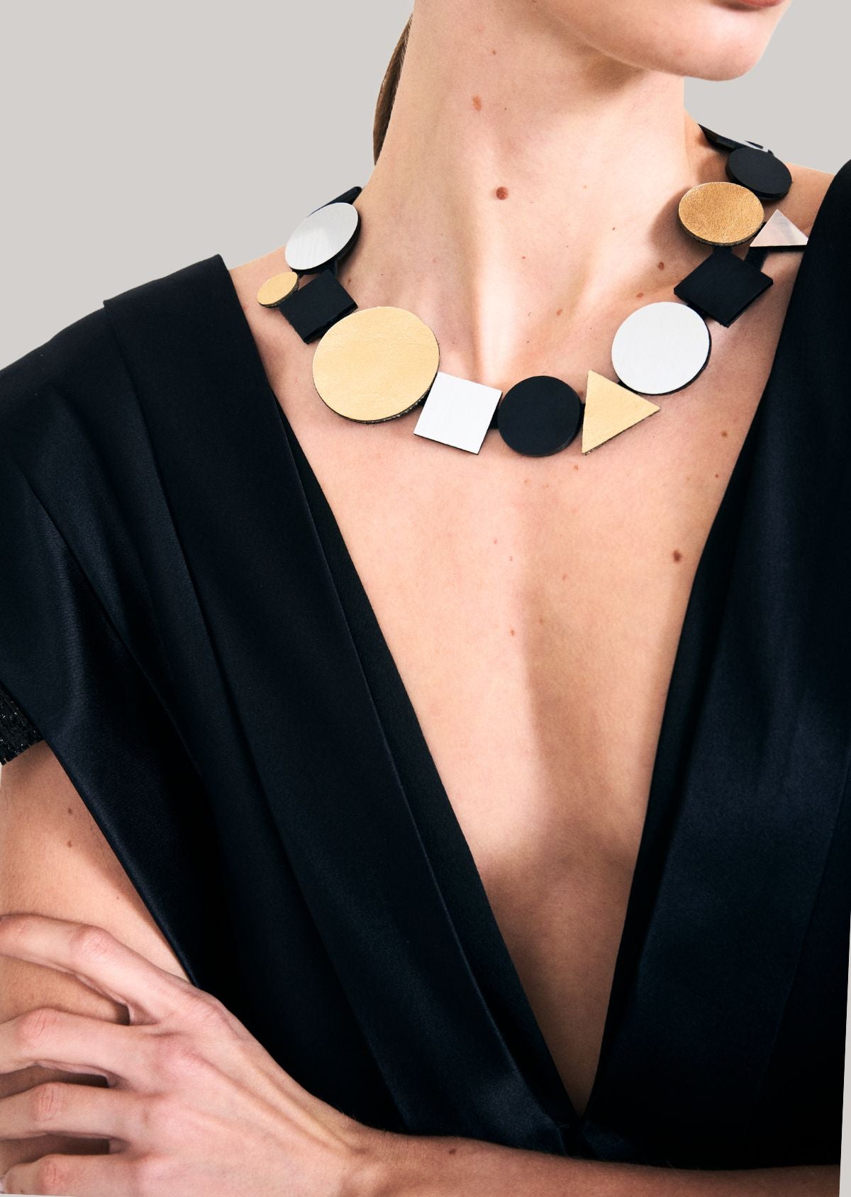 Colar Bauhaus Geo Ouro, Prata e Preto