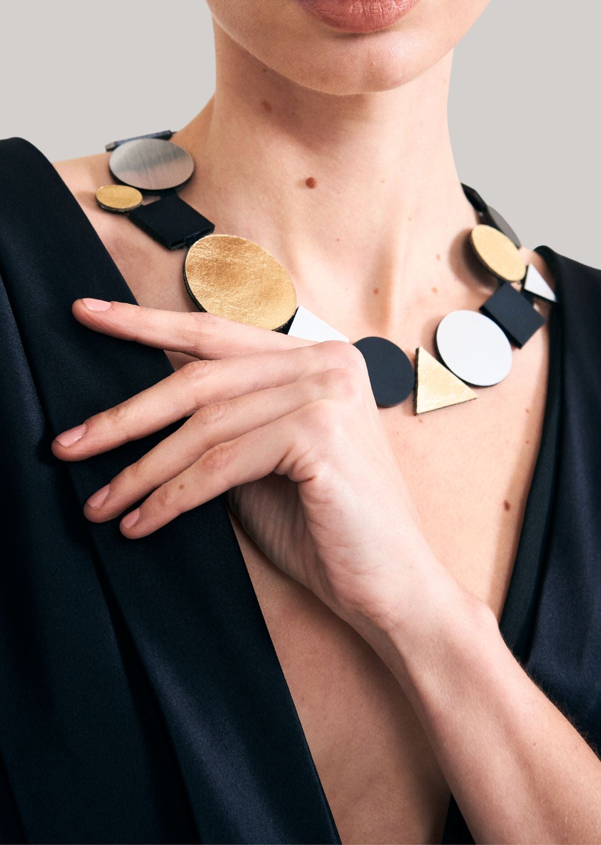 Colar Bauhaus Geo Ouro, Prata e Preto