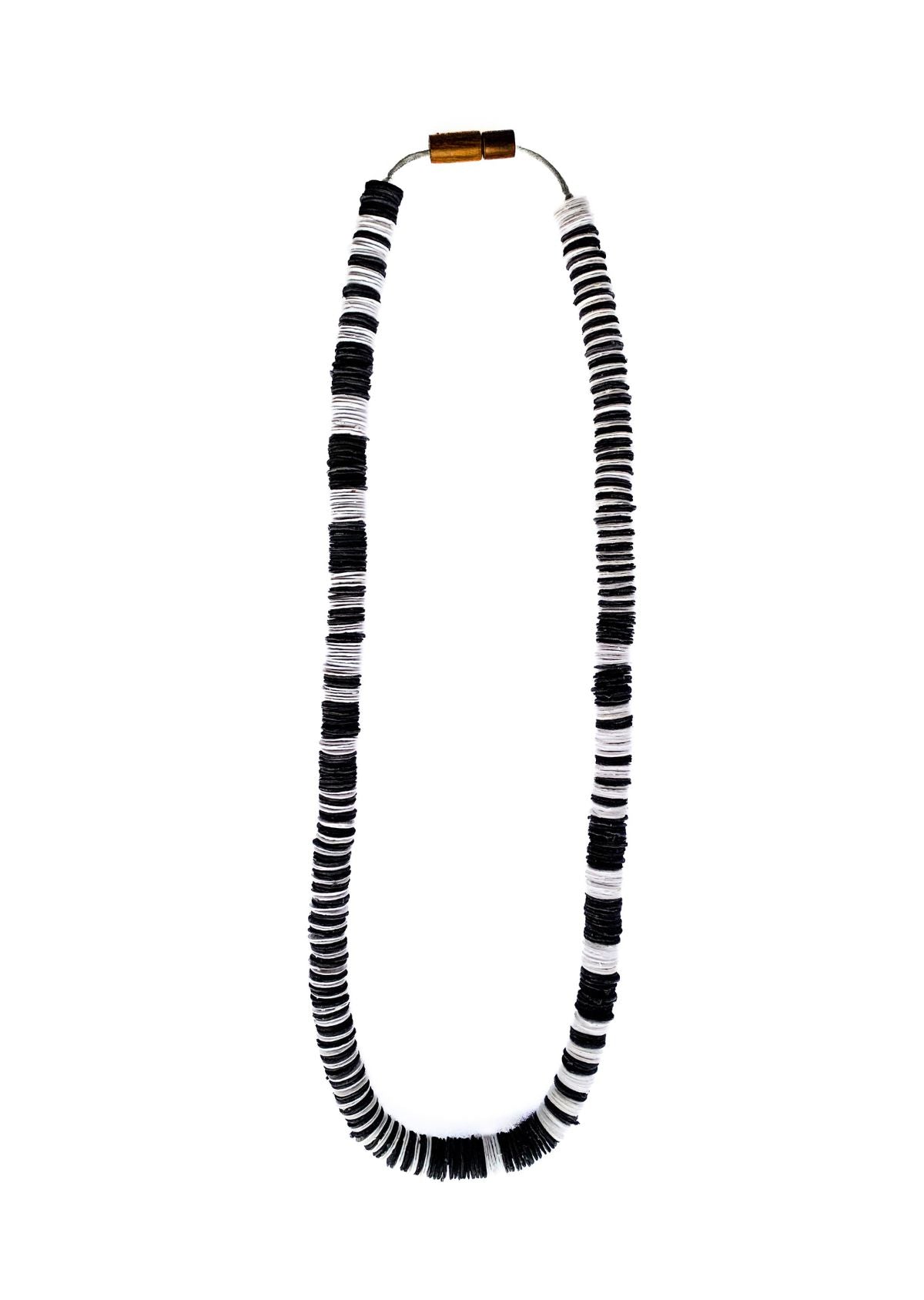 Colar Netuno Preto e Branco longo-curto