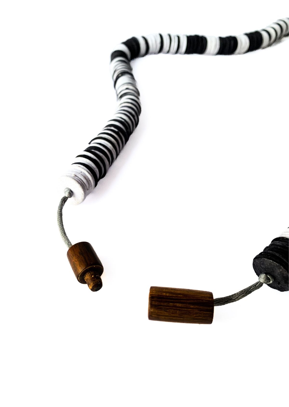 Colar Netuno Preto e Branco longo-curto