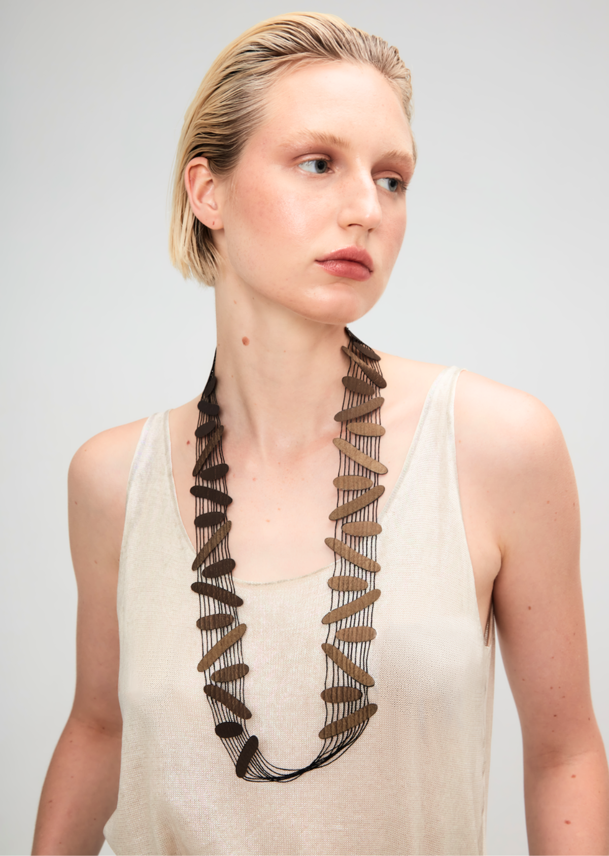 Colar Pauta Dupla Face Preto e Dourado