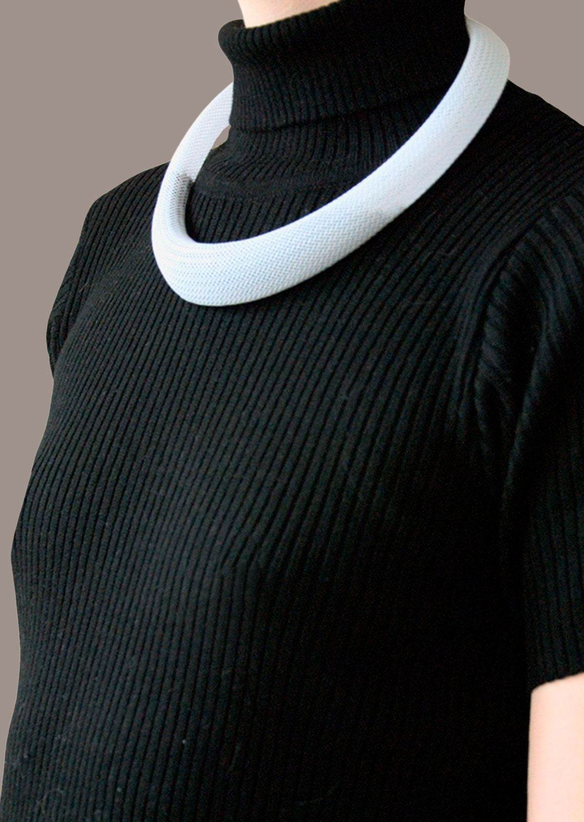 Colar Serpentina Curto Branco