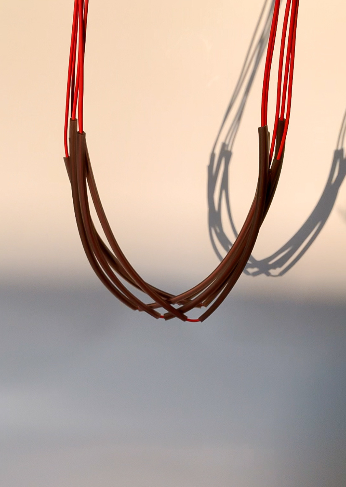 Colar Flusso Vermelho e Cinza Longo Curto