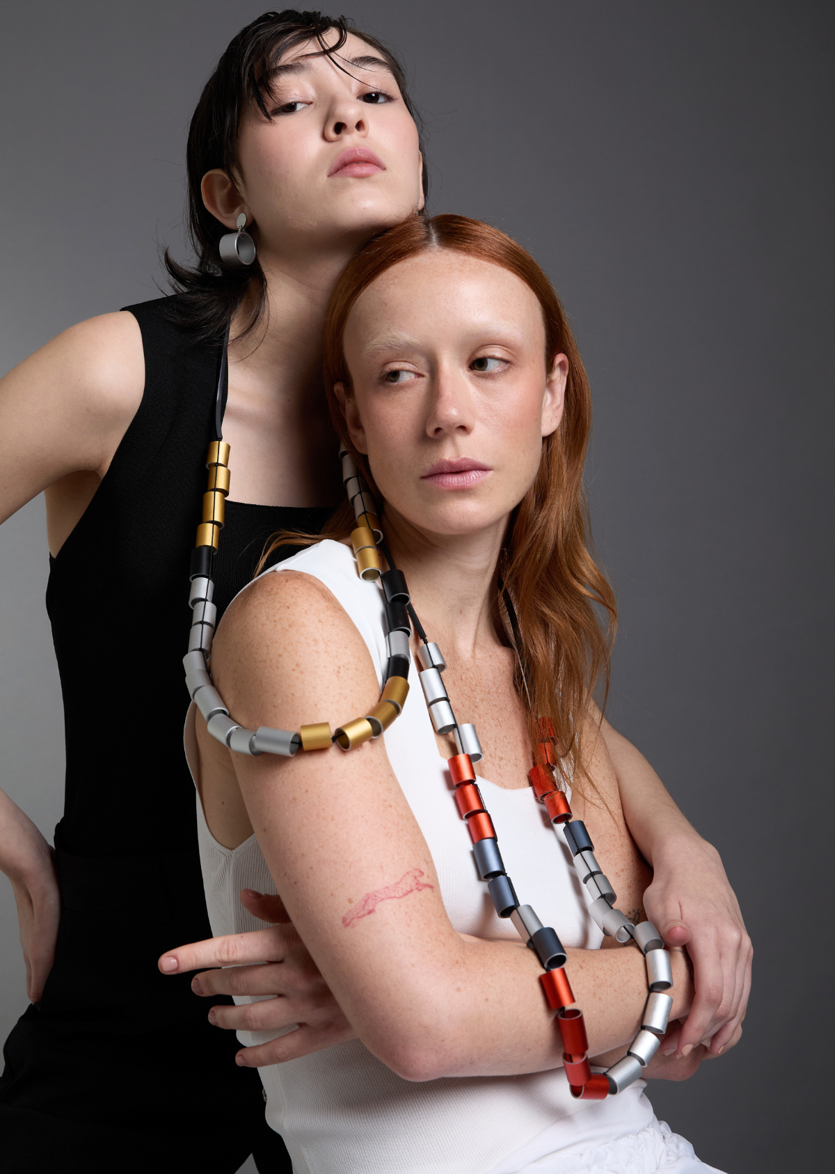 Colar Cilindros longo-curto Dourado, Preto e Prata