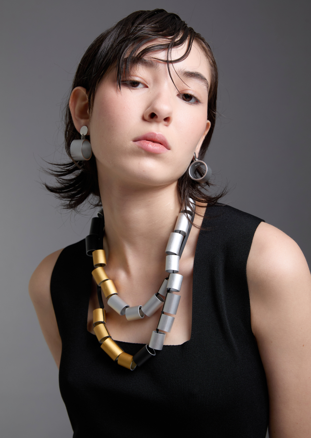 Colar Cilindros longo-curto Dourado, Preto e Prata