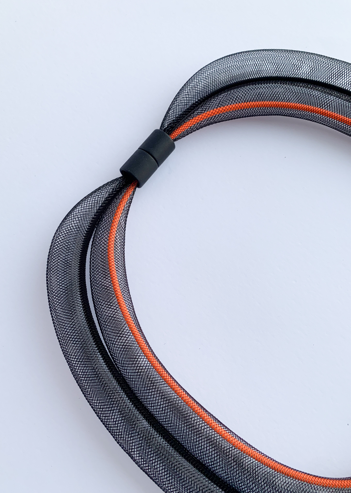 Colar Transluce Preto e Laranja