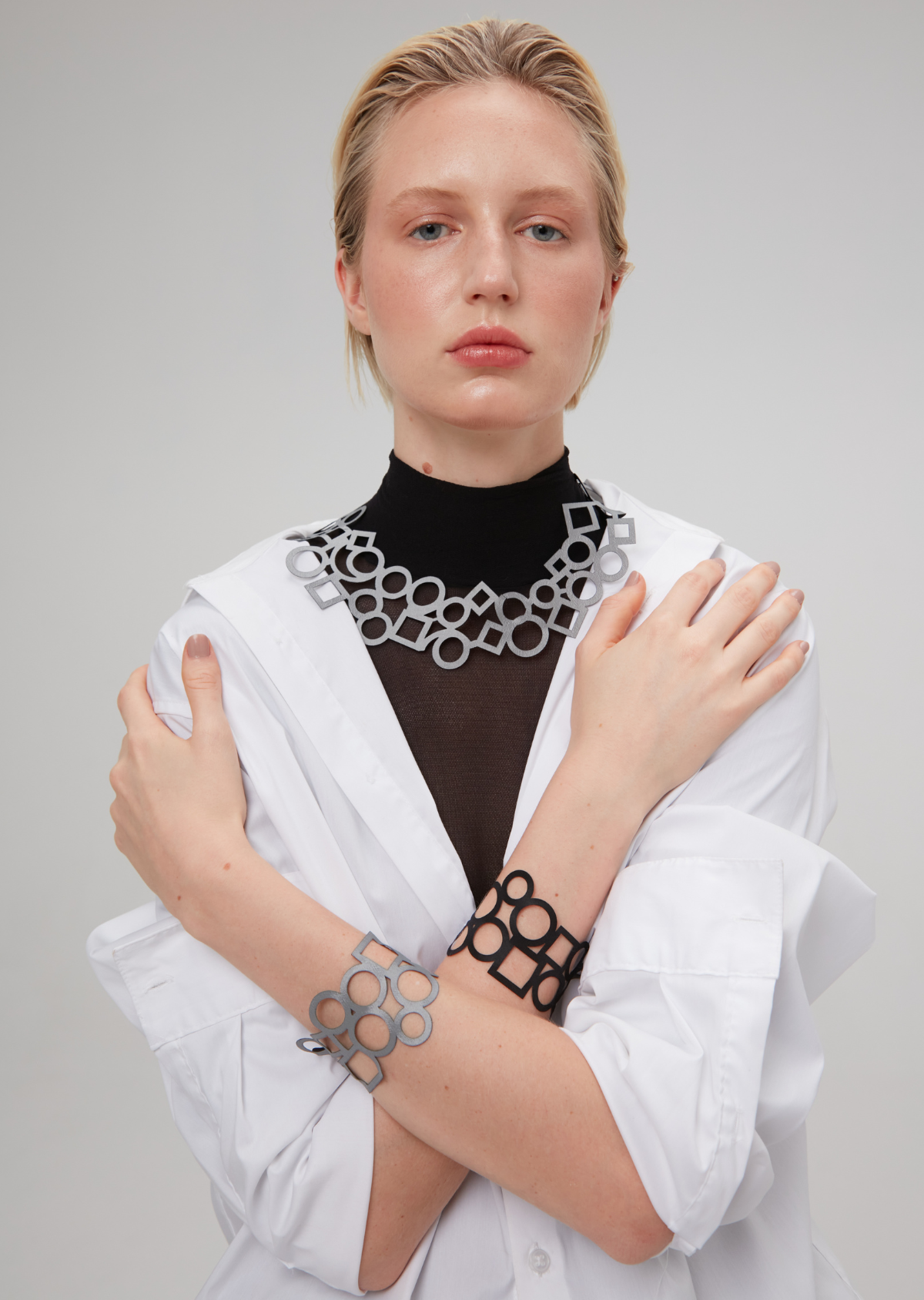 Pulseira Geométrica Dupla Face Preta e Prata