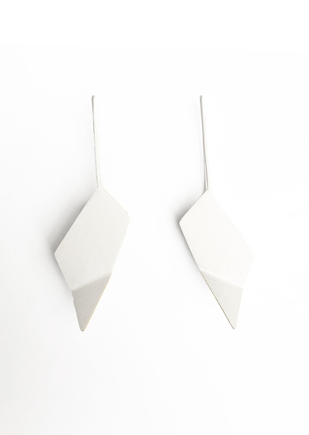 Brinco Triângulo Dobrado Branco