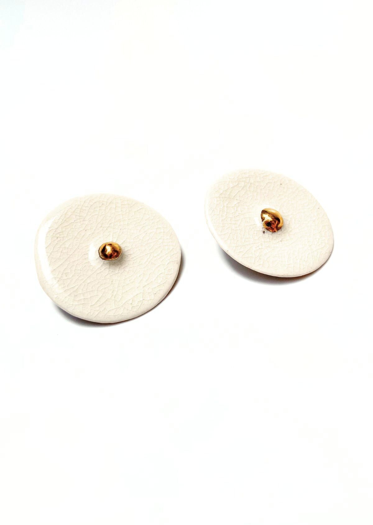 Brinco Mamilos Off-White e Ouro