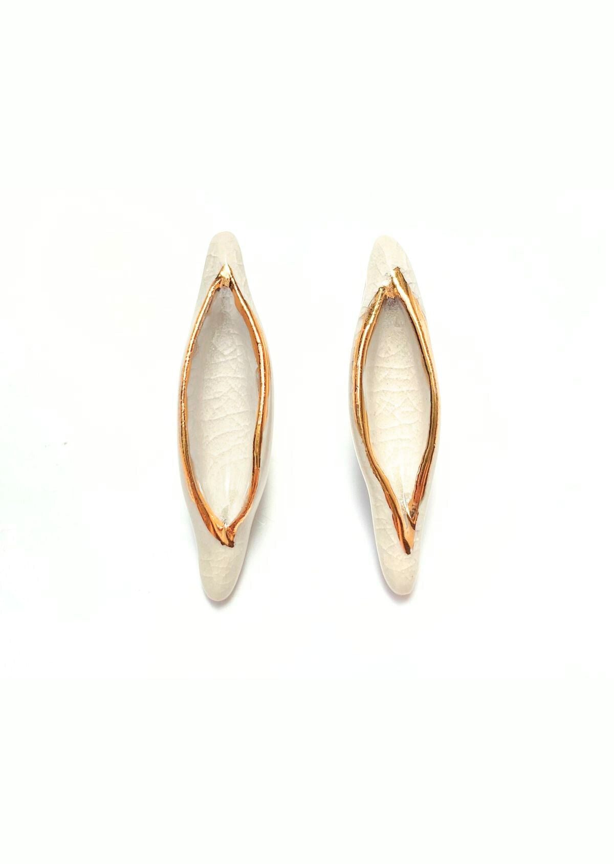 Brinco V Off-White e Ouro