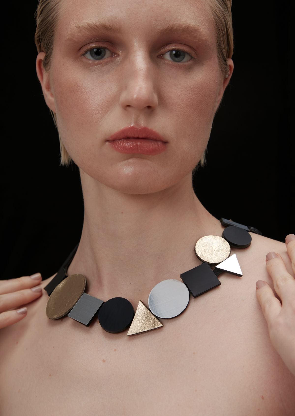 Colar Bauhaus Geo Ouro, Prata & Preto