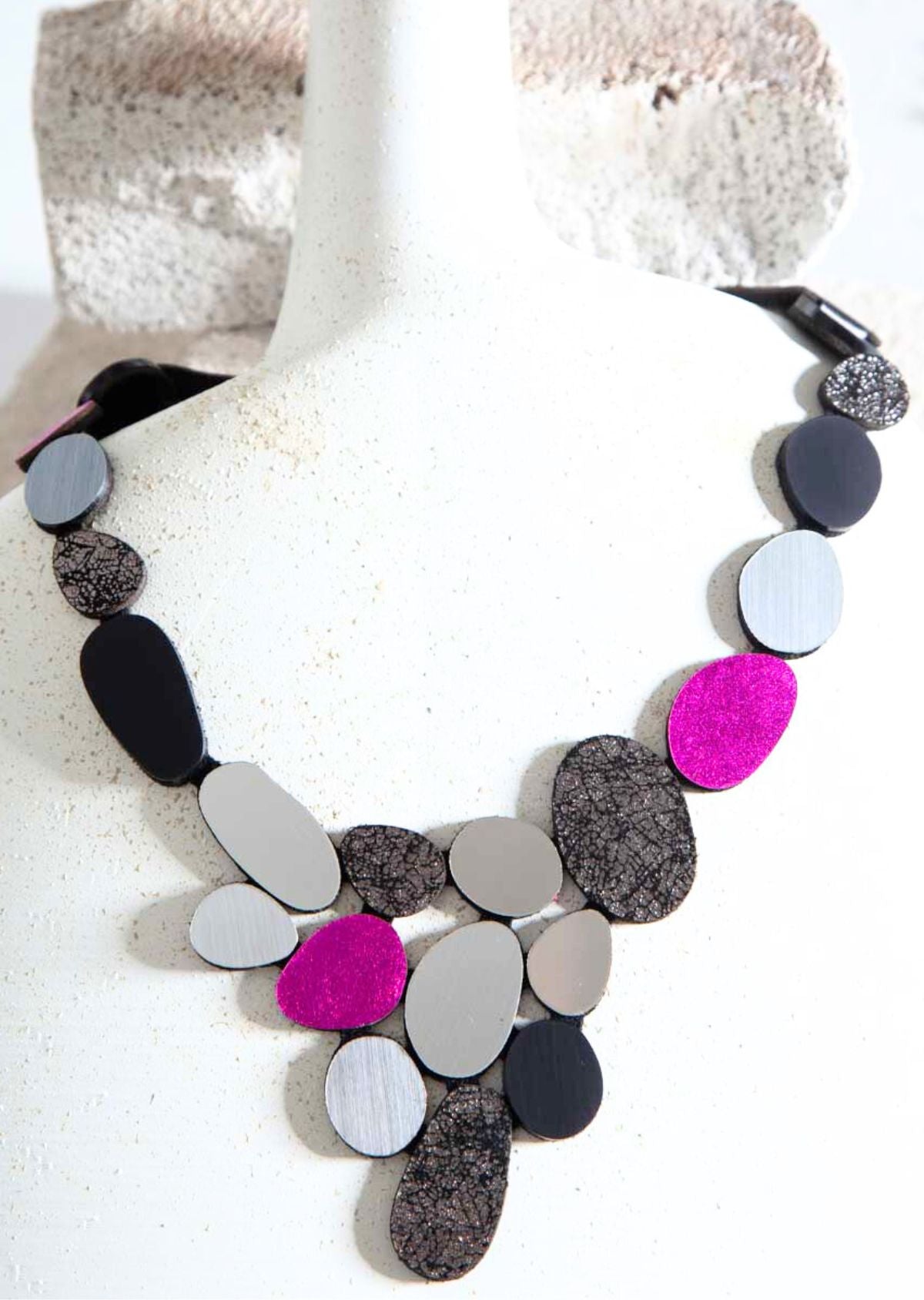 Colar Orgânico V Preto, Prata e Fúcsia