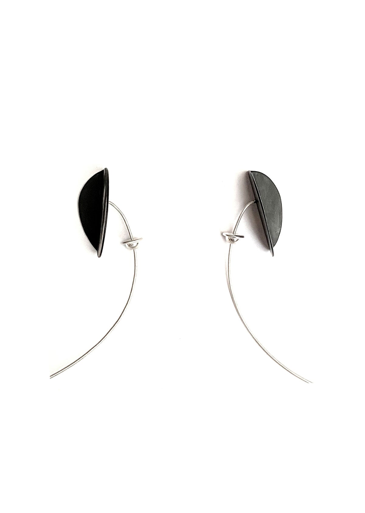 Brinco Asa Longo Riscado Prata