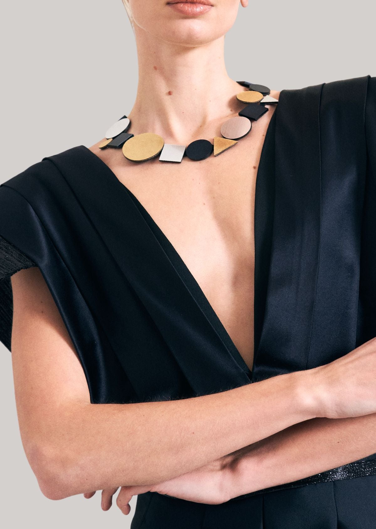 Colar Bauhaus Geo Ouro, Prata e Preto